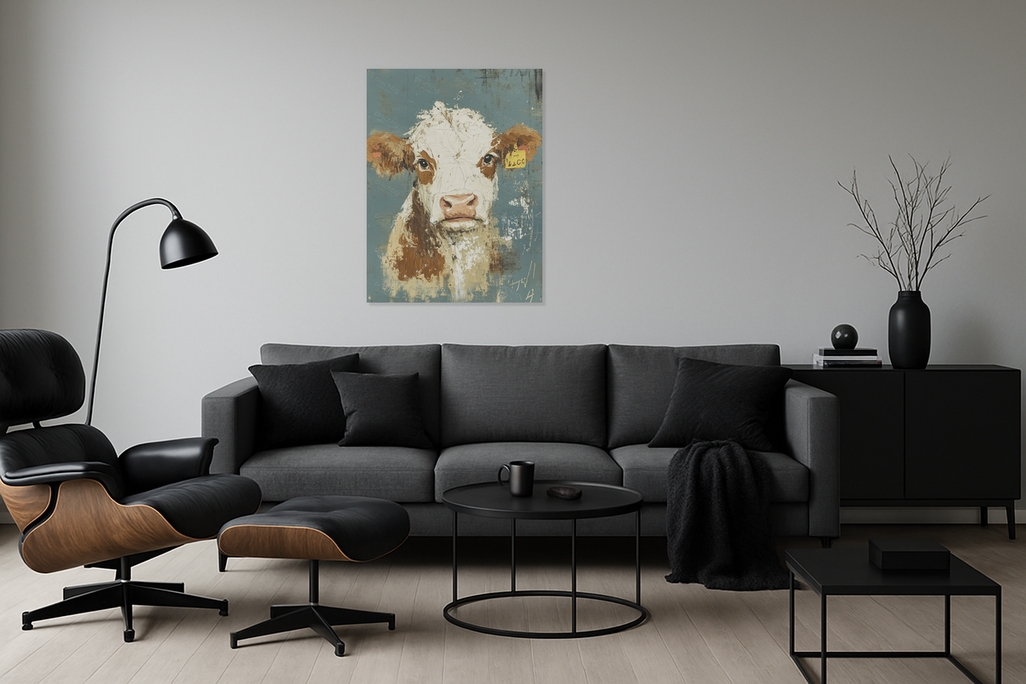 Boze koe voor blauwe muur