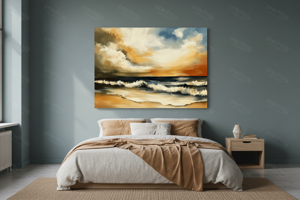 Golvend strand onder dramatische lucht